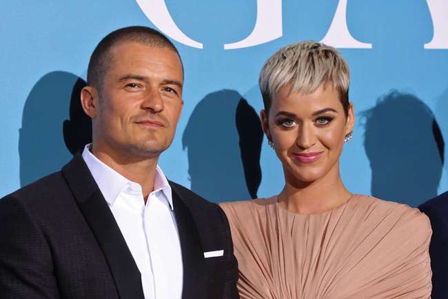Orlando Bloom, Katy Perry posing for the camera: katy-and-orlando-