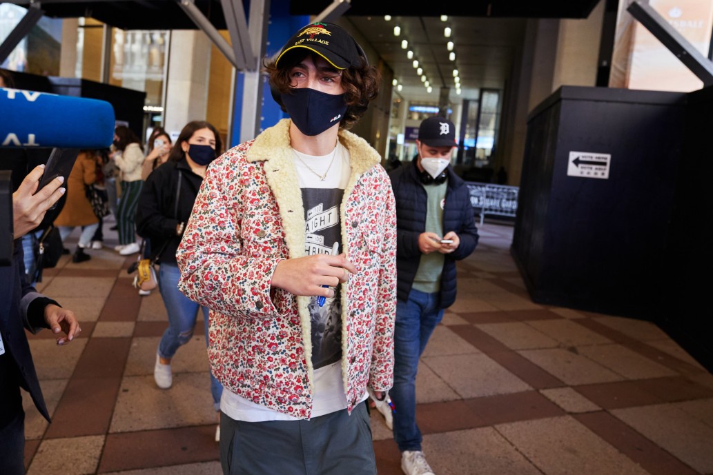 تیموتی شالامی Timothée Hal Chalamet، بازیگر ، امروز بعد از رای دادن ، MSG را ترک می کند.