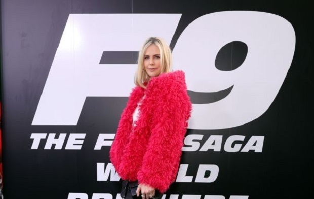 charlize-theron-f9-red-coat-premiere-2