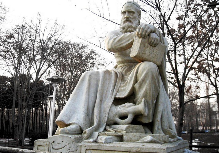 مجسمه‌ خیام پارک لاله