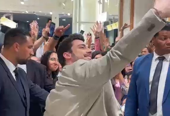 هجوم طرفداران مراکشی آلپ ناوروز به سمت این بازیگر ...
