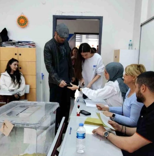 بازیگران و سلبریتیهای ترکیه پای صندوق رای ...